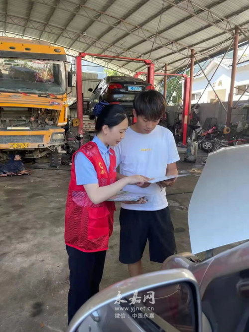 永嘉把安全教育課 搬 進(jìn)修理廠,精準(zhǔn)鎖定事故車輛駕駛員補(bǔ)短板