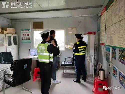 貨車嚴重超載,民警一路護送 卸貨 保平安