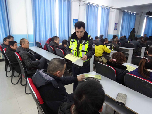 鄂溫克旗大雁交警中隊(duì)組織駕駛員安全培訓(xùn)_呼倫貝爾新聞 - 呼倫貝爾日?qǐng)?bào)
